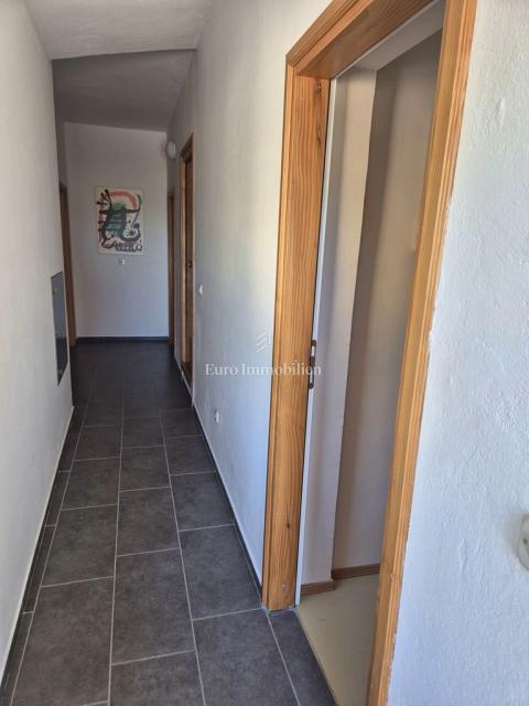 Stanovanje s pogledom na morje, Tisno