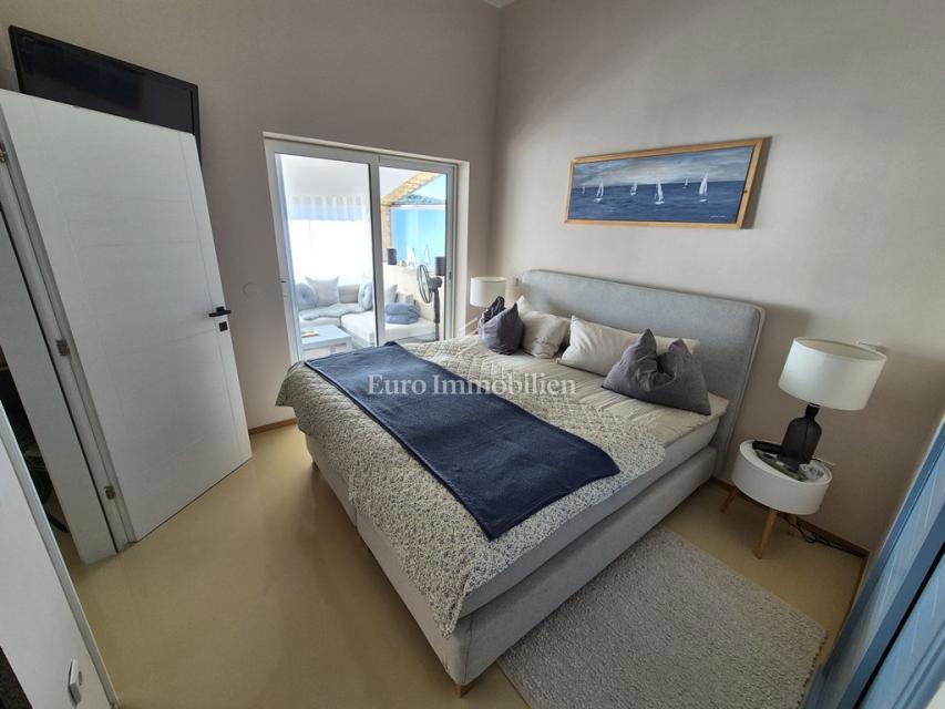 Stanovanje s pogledom na morje, Tisno