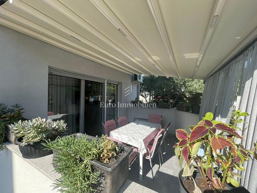 Dvosobno stanovanje z dvema terasama v bližini morja – Novalja