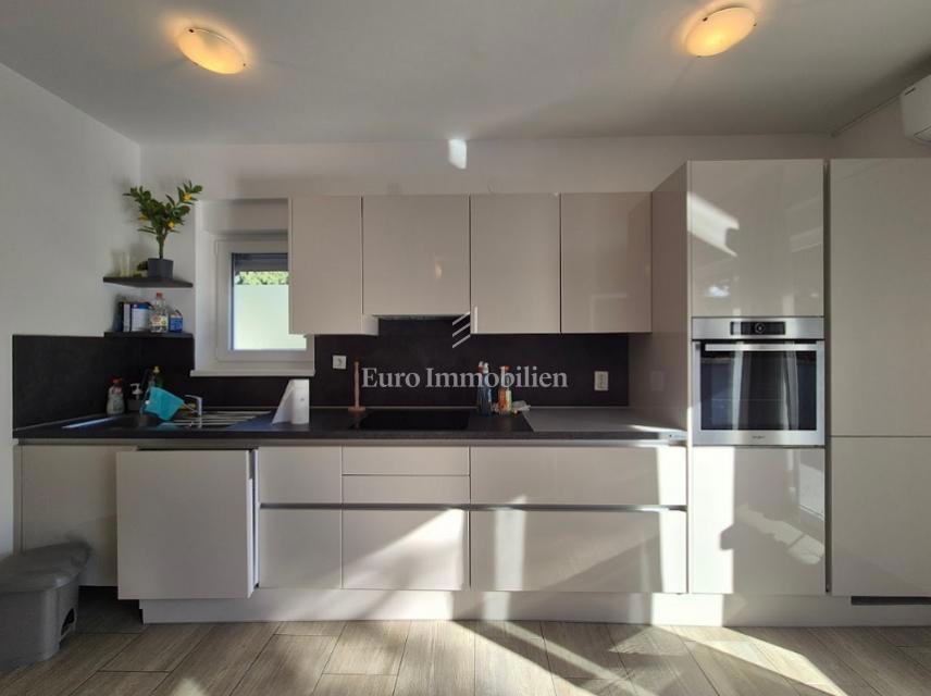 Dvosobno stanovanje z dvema terasama v bližini morja – Novalja