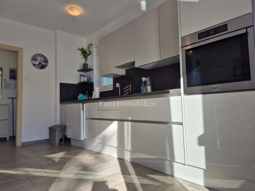 Dvosobno stanovanje z dvema terasama v bližini morja – Novalja