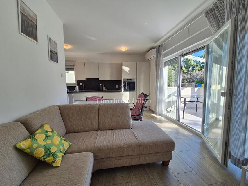 Dvosobno stanovanje z dvema terasama v bližini morja – Novalja