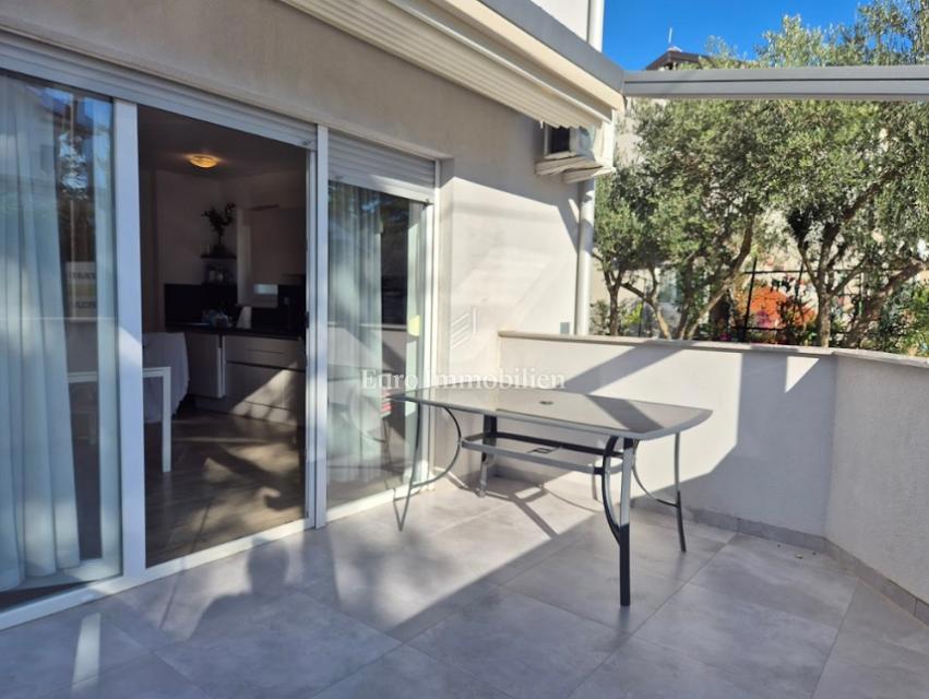 Dvosobno stanovanje z dvema terasama v bližini morja – Novalja