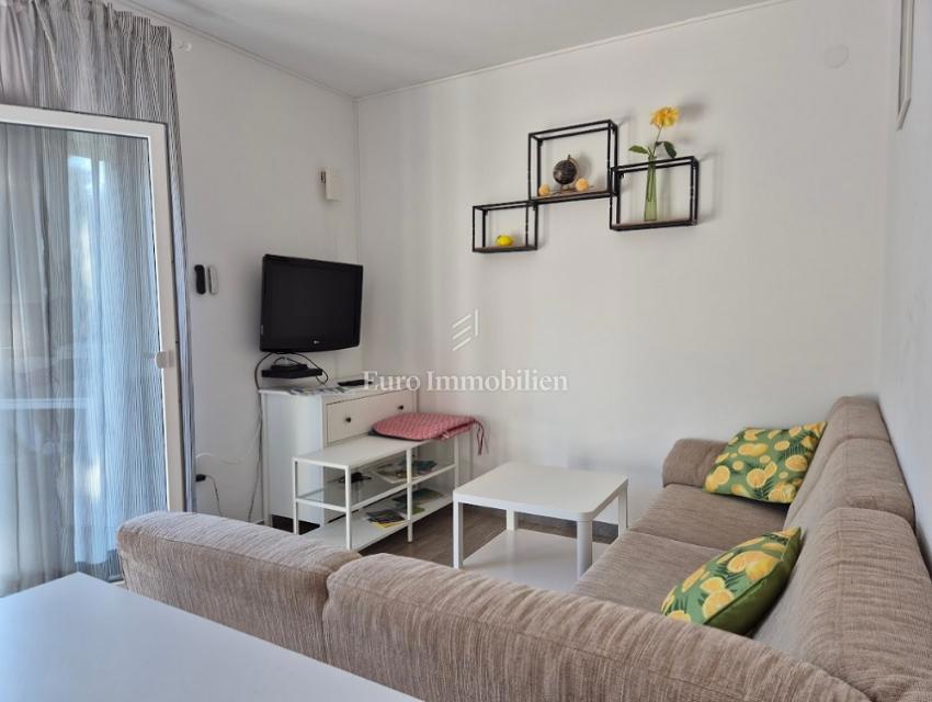 Dvosobno stanovanje z dvema terasama v bližini morja – Novalja