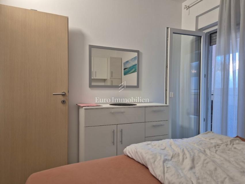 Dvosobno stanovanje z dvema terasama v bližini morja – Novalja