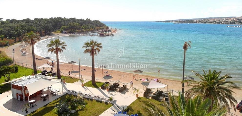 Dvosobno stanovanje z dvema terasama v bližini morja – Novalja