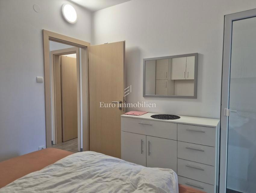 Dvosobno stanovanje z dvema terasama v bližini morja – Novalja