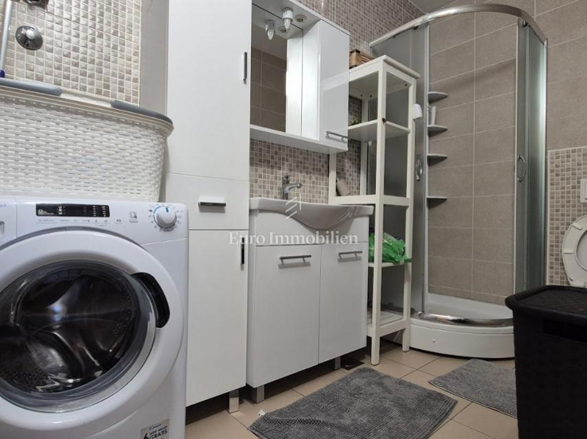 Dvosobno stanovanje z dvema terasama v bližini morja – Novalja