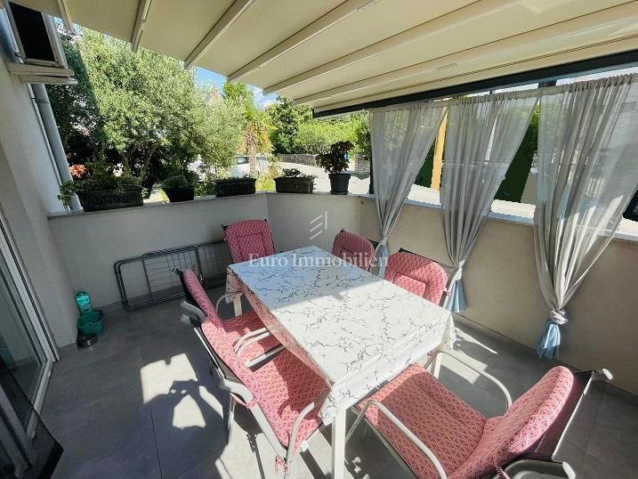 Dvosobno stanovanje z dvema terasama v bližini morja – Novalja