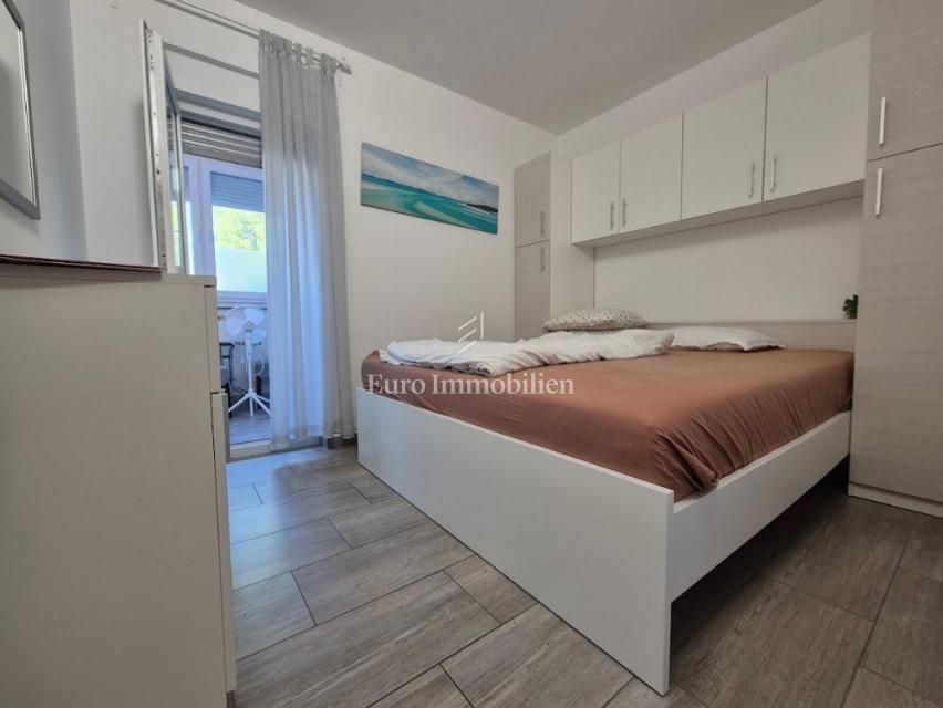 Dvosobno stanovanje z dvema terasama v bližini morja – Novalja