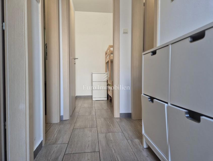 Dvosobno stanovanje z dvema terasama v bližini morja – Novalja