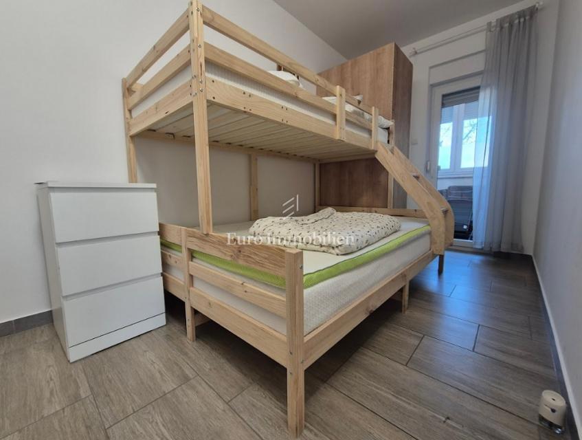 Dvosobno stanovanje z dvema terasama v bližini morja – Novalja