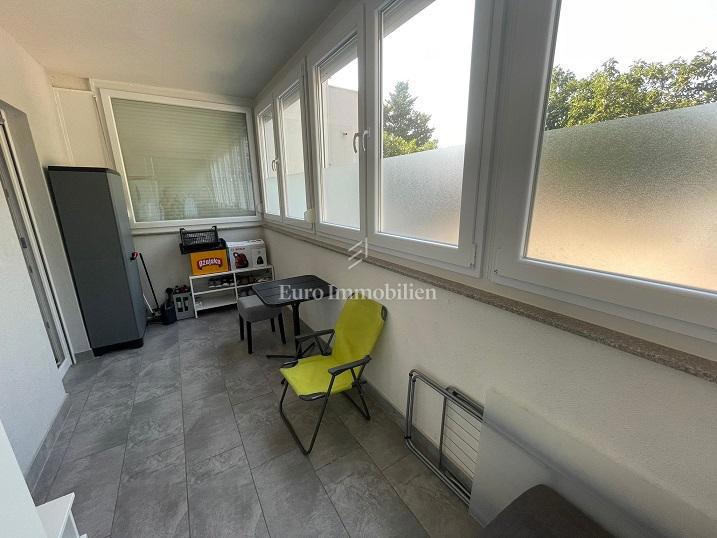 Dvosobno stanovanje z dvema terasama v bližini morja – Novalja