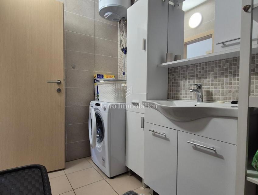 Dvosobno stanovanje z dvema terasama v bližini morja – Novalja