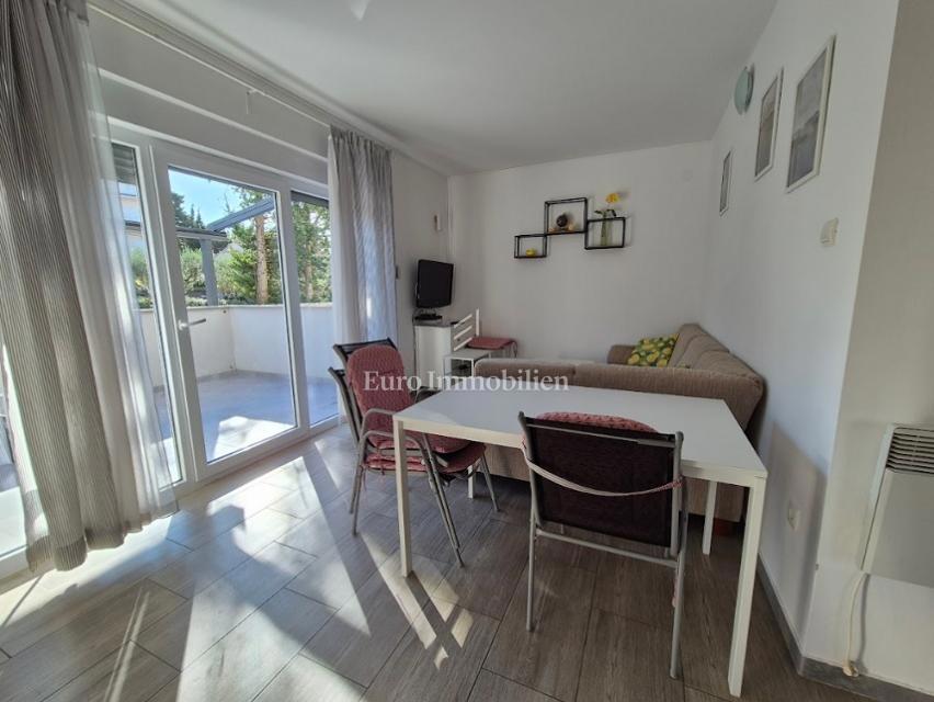 Dvosobno stanovanje z dvema terasama v bližini morja – Novalja