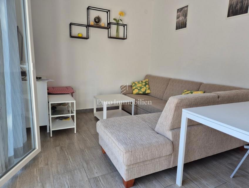 Dvosobno stanovanje z dvema terasama v bližini morja – Novalja