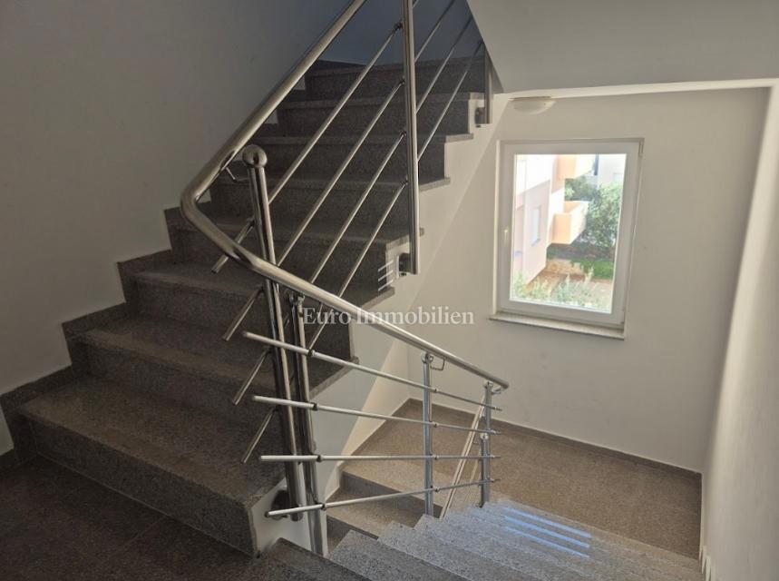 Mandre - apartma z dvema terasama, druga vrsta do morja