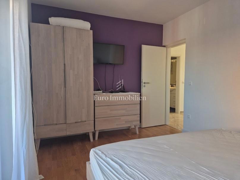 Mandre - apartma z dvema terasama, druga vrsta do morja