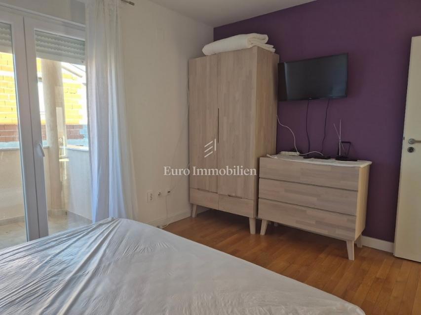 Mandre - apartma z dvema terasama, druga vrsta do morja