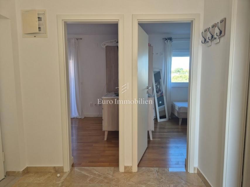 Mandre - apartma z dvema terasama, druga vrsta do morja