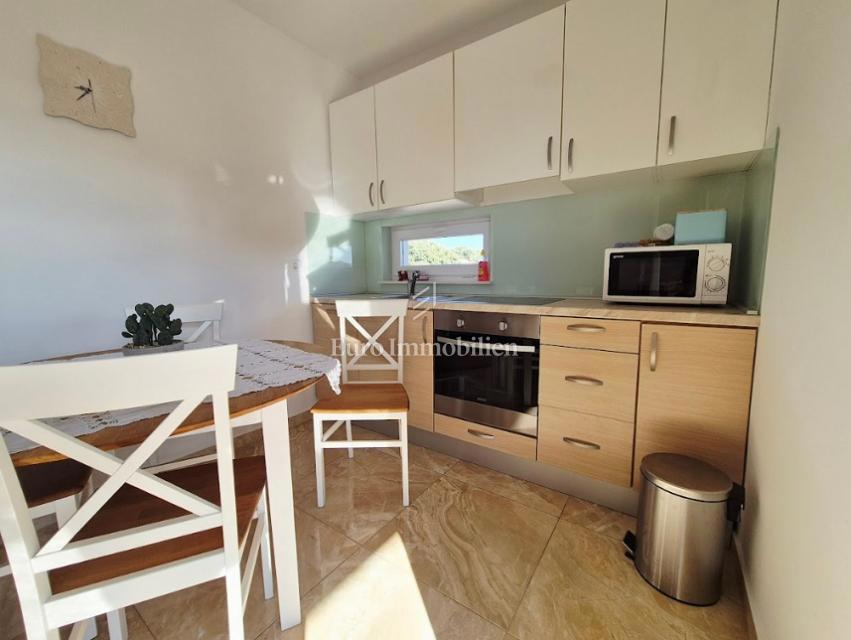 Mandre - apartma z dvema terasama, druga vrsta do morja