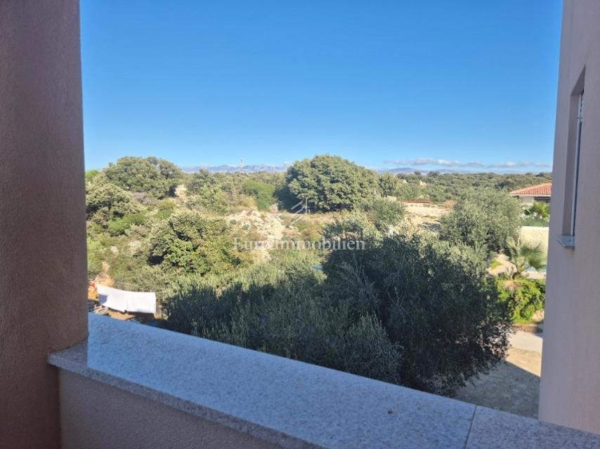 Mandre - apartma z dvema terasama, druga vrsta do morja