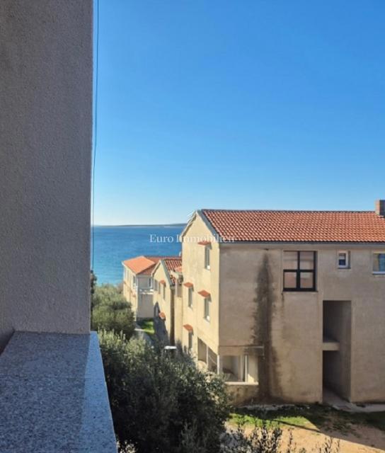 Mandre - apartma z dvema terasama, druga vrsta do morja