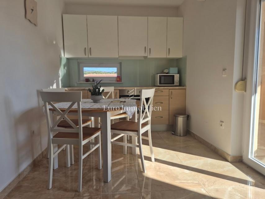 Mandre - apartma z dvema terasama, druga vrsta do morja