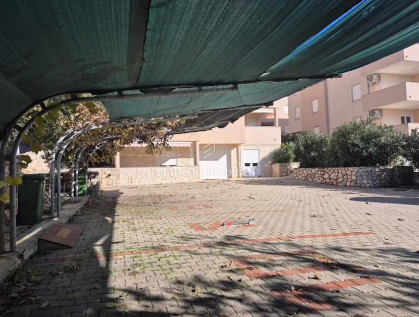 Mandre - apartma z dvema terasama, druga vrsta do morja