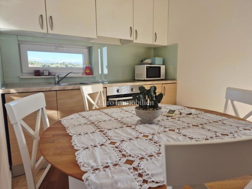 Mandre - apartma z dvema terasama, druga vrsta do morja