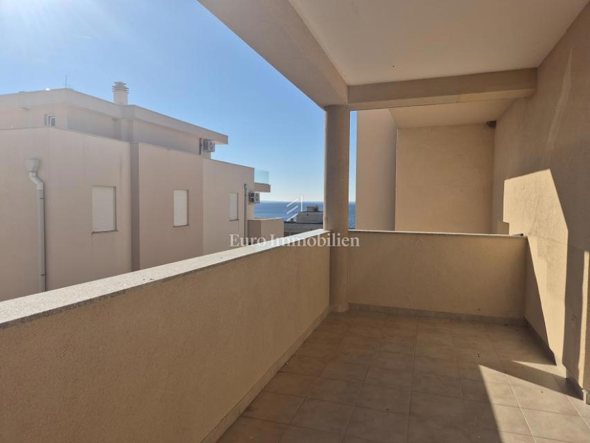 Mandre - apartma z dvema terasama, druga vrsta do morja