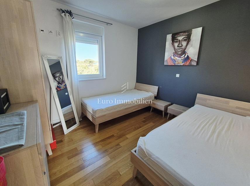 Mandre - apartma z dvema terasama, druga vrsta do morja