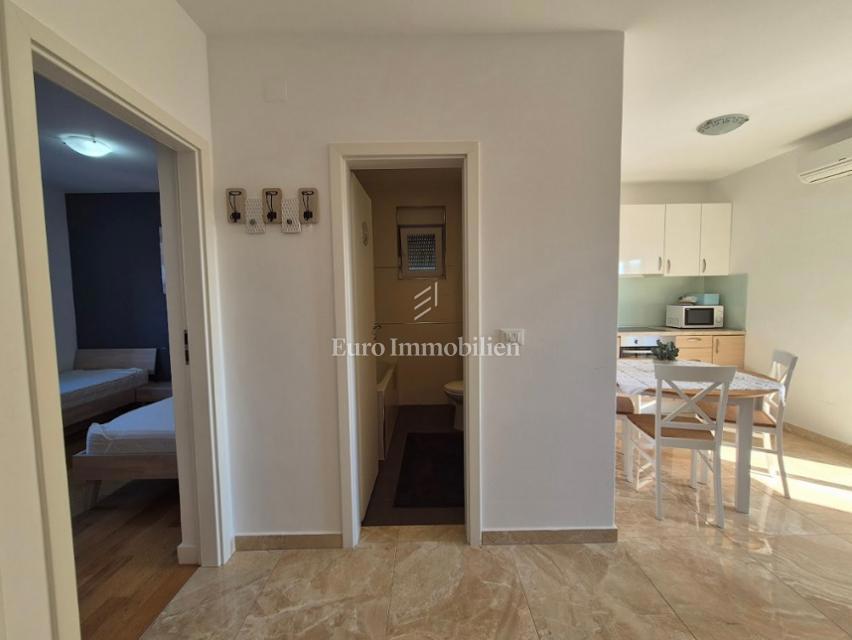 Mandre - apartma z dvema terasama, druga vrsta do morja