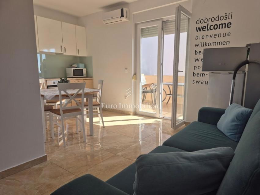 Mandre - apartma z dvema terasama, druga vrsta do morja