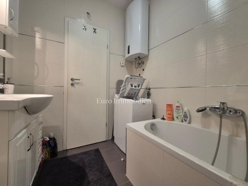 Mandre - apartma z dvema terasama, druga vrsta do morja