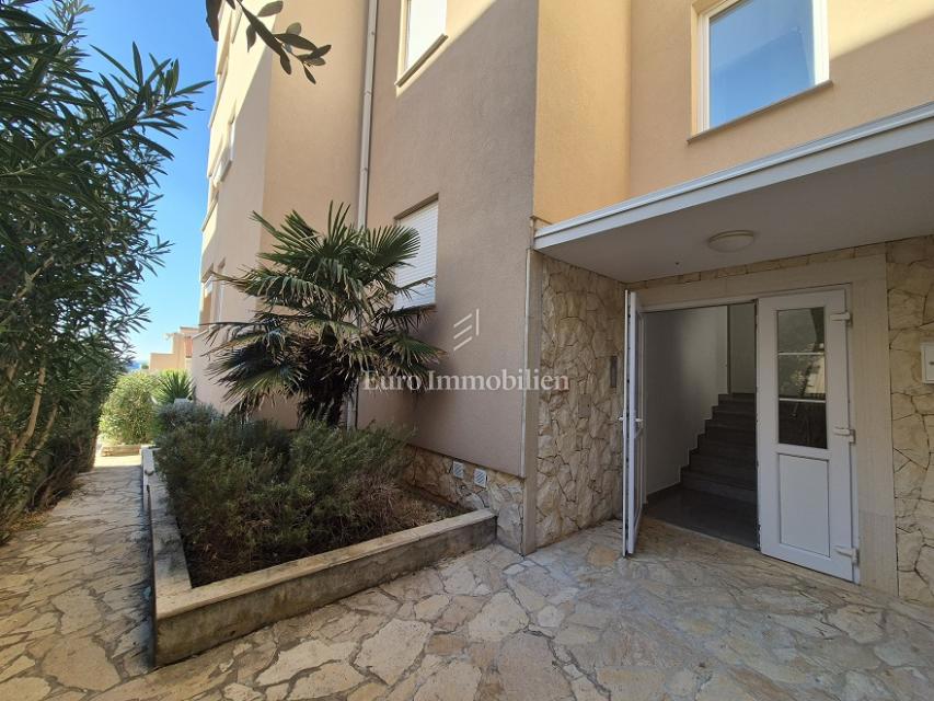 Mandre - apartma z dvema terasama, druga vrsta do morja