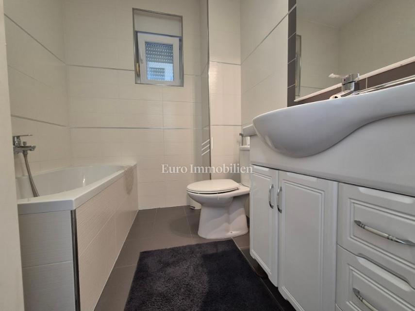 Mandre - apartma z dvema terasama, druga vrsta do morja