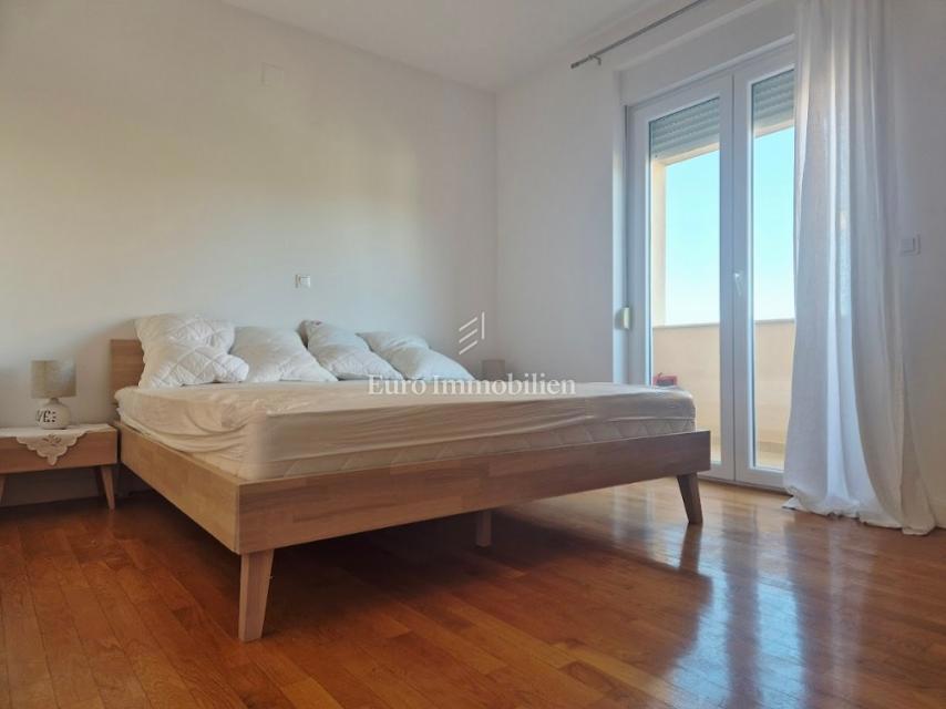 Mandre - apartma z dvema terasama, druga vrsta do morja