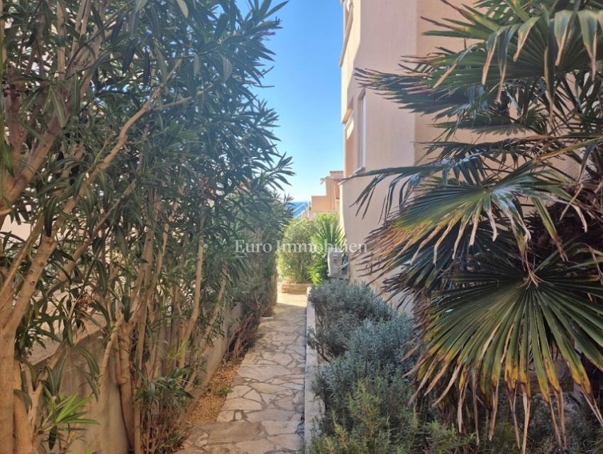 Mandre - apartma z dvema terasama, druga vrsta do morja