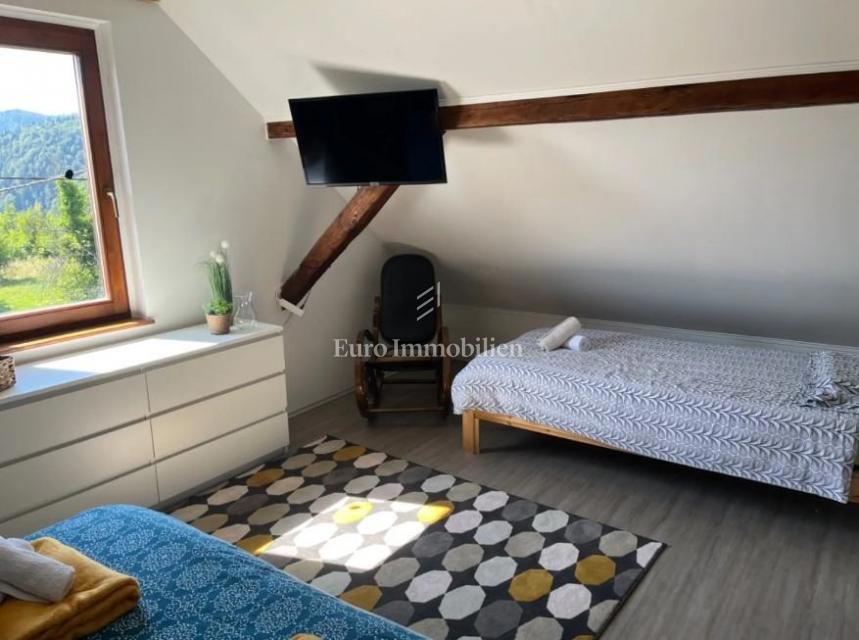 Obnovljena hiša z velikim zemljiščem na mirni lokaciji