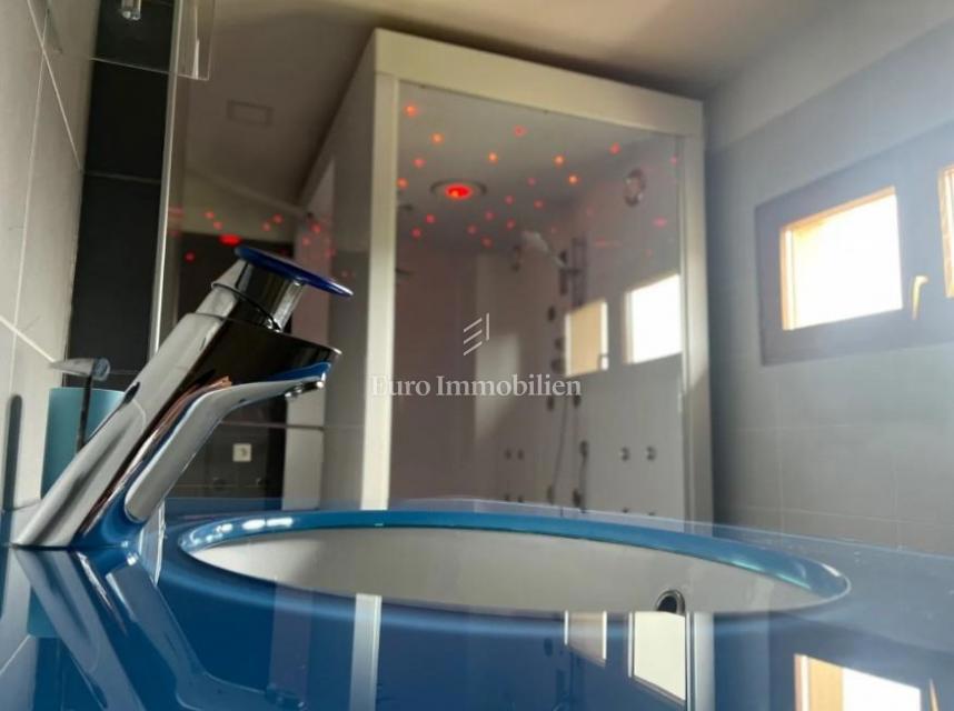 Obnovljena hiša z velikim zemljiščem na mirni lokaciji