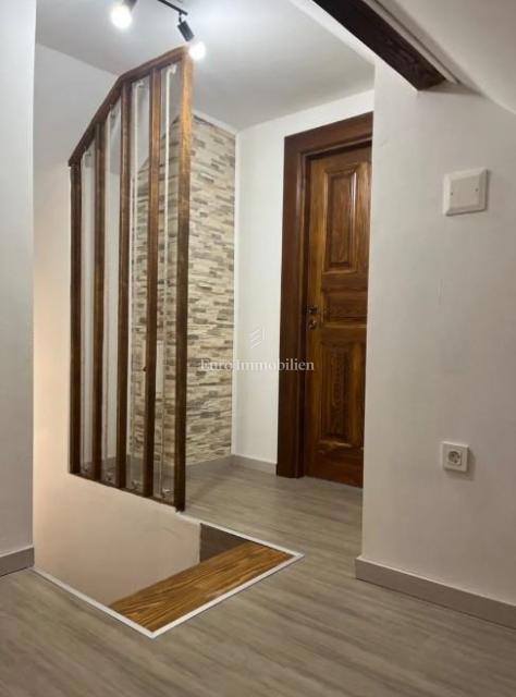 Obnovljena hiša z velikim zemljiščem na mirni lokaciji