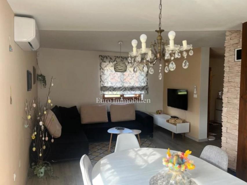 Obnovljena hiša z velikim zemljiščem na mirni lokaciji