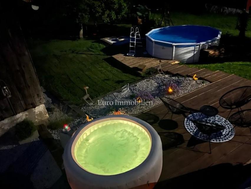 Obnovljena hiša z velikim zemljiščem na mirni lokaciji