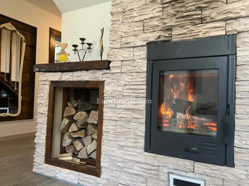 Obnovljena hiša z velikim zemljiščem na mirni lokaciji