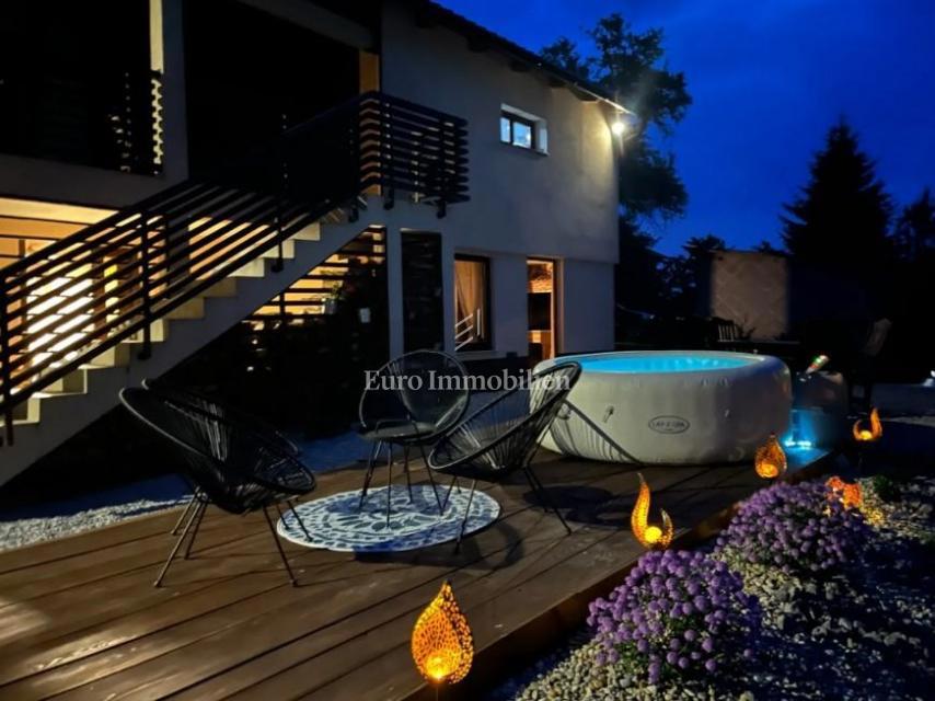 Obnovljena hiša z velikim zemljiščem na mirni lokaciji