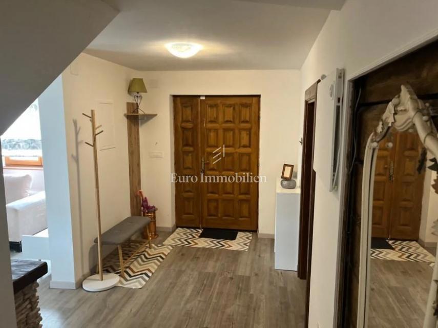 Obnovljena hiša z velikim zemljiščem na mirni lokaciji