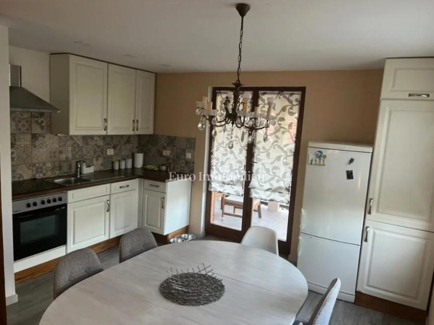 Obnovljena hiša z velikim zemljiščem na mirni lokaciji