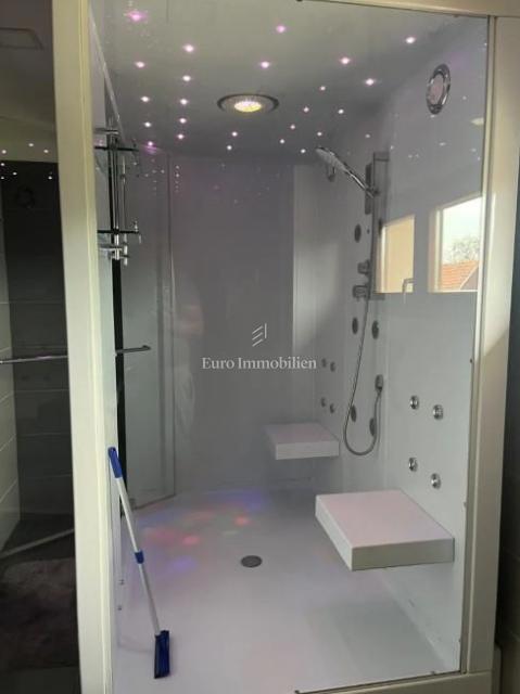 Obnovljena hiša z velikim zemljiščem na mirni lokaciji