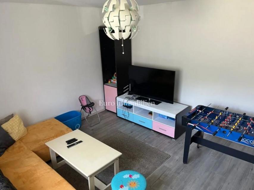 Obnovljena hiša z velikim zemljiščem na mirni lokaciji